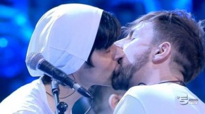 bacio gay amici la rua