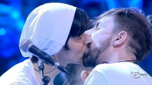 bacio gay amici la rua