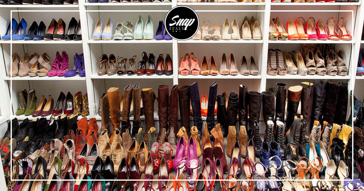 женщина в обувном магазине. женщина примеряет сапоги. магазин сонник. магазин женской обуви. сонник магазин обуви.