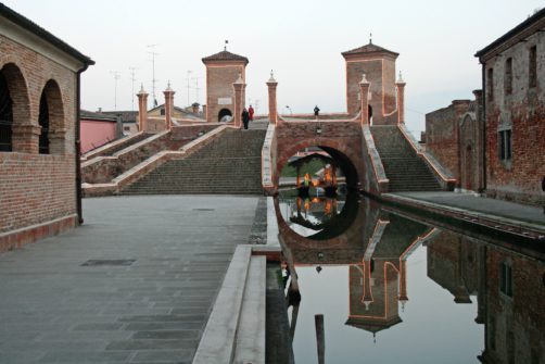 Natale_a_Comacchio,_Trepponti_da_Via_della_Pescheria_-_panoramio