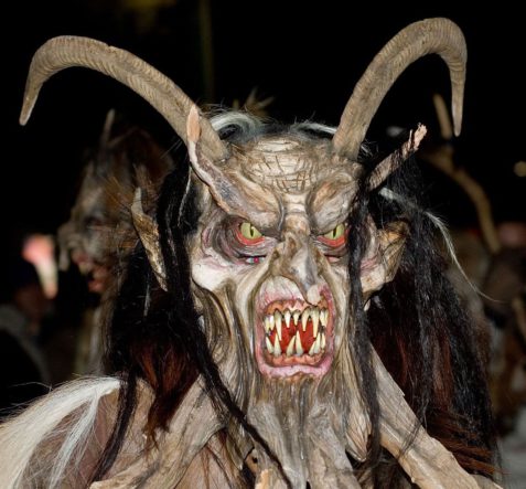 1103px-Krampus_at_Perchtenlauf_Klagenfurt