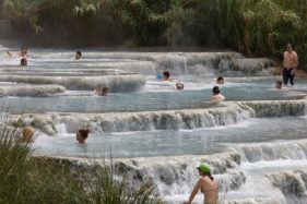 1280px-Terme_di_Saturnia_-_Cascate_del_Mulino-0490