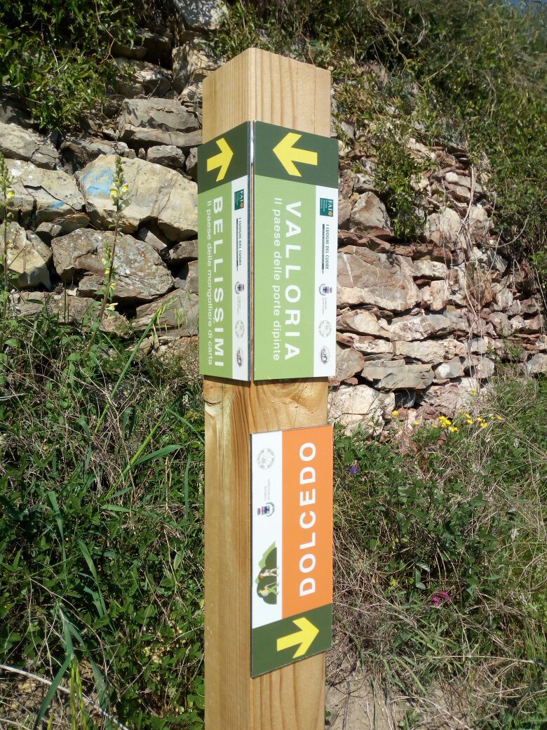 16.-Segnaletica-itinerario-Bellissimi-Valloria-con-indicazione-per-Dolcedo