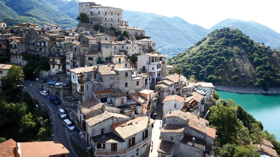 Paese più bello d&#39;Italia? secondo Skyscanner è Castel di Tora - Snap Italy