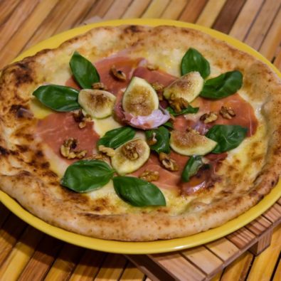 prosciutto crudo di Parma 24 mesi, mozzarella, noci frantumate e fichi del Cilento