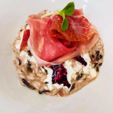 Risotto al radicchio con mirtillo e prosciutto crudo di Parma