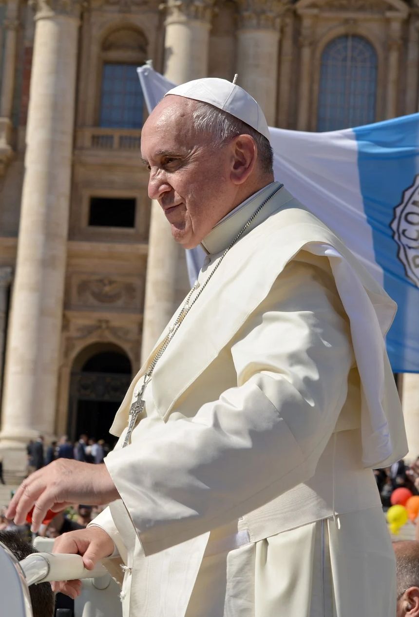 Abiti del Papa chi confeziona l armadio piu prezioso al mondo Snap Italy