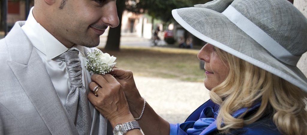 Come vestirsi a un matrimonio a 60 anni: i consigli giusti - Snap Italy